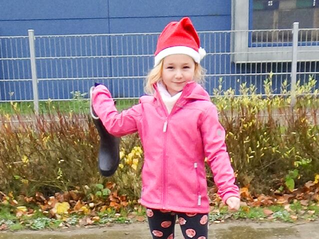 Glücklich nahm er die Begrüßungsmappe von der Ausbildungsbeauftragten Andrea Peters entgegen