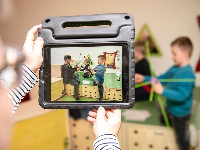 Die Wegbegleiter der Kita gGmbH – hier bei den Waldgeistern – fangen tolle Momente sofort mit dem Tablet ein. Dank „Mehr Zeit für Kinder“ ist das an der Tagesordnung	Foto: mp