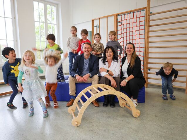 Stadtwerke Schwerin übergaben Wippen, Matte und Bänke für den Bewegungsraum in der Kita „Flitzebogen“ Schwerin