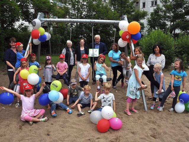 Grund zu großer Freude: Die Kinder der Märchenkita Krebsförden haben auf ihrer Freifläche eine neue Doppelschaukel