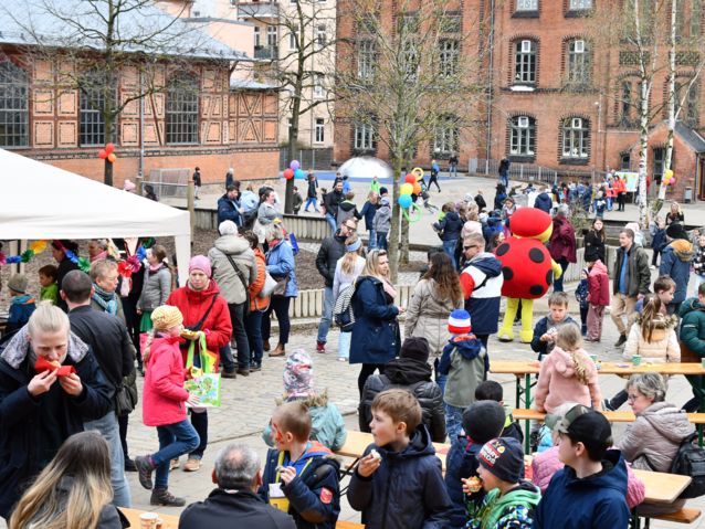 Der City-Hort feierte mit 330 Kindern, Eltern, Verwandten und Freunden ein großes Frühlingsfest auf dem Hof in der Steinstraße