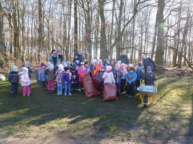 Mit vereinten Kräften wurden bei der Müllsammelaktion der Kita „Waldgeister” drei große Müllsäcke zusammengesammelt