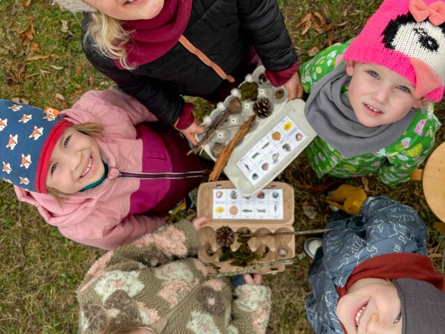 Die Kinder der Kita „Gänseblümchen“ spielen Natur-Memory