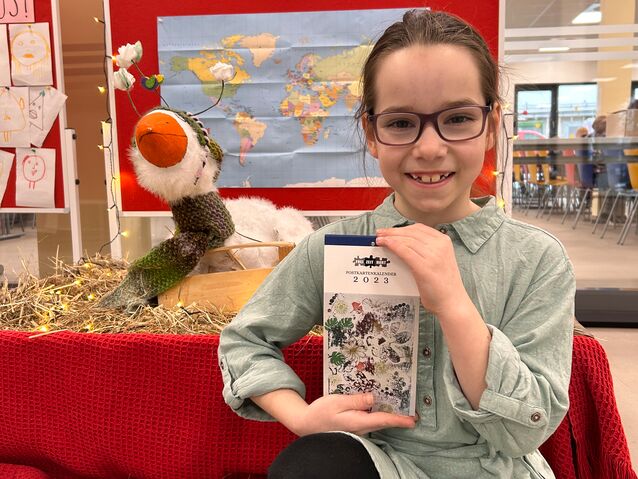 Emilie zeigt stolz den Spendenkalender für „Ärzte ohne Grenzen“, an dem sie mit vielen Kindern des Frei-Zeit- Horts gearbeitet hat Fotos: Kita gGmbH/Luke Pirnke