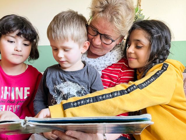 In der Kita „Kinderkosmos” werden die Senioren des Wohnpark Zippendorf dazu eingeladen, am Alltag der Kita-Kinder teilzuhaben und ihn mitzugestalten – zum Beispiel beim Lesen, Basteln, Singen oder im gemeinsamen Spiel. Foto: Kita gGmbH