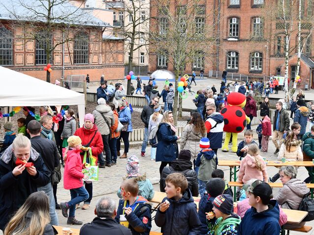 Der City-Hort feierte mit 330 Kindern, Eltern, Verwandten und Freunden ein großes Frühlingsfest auf dem Hof in der Steinstraße