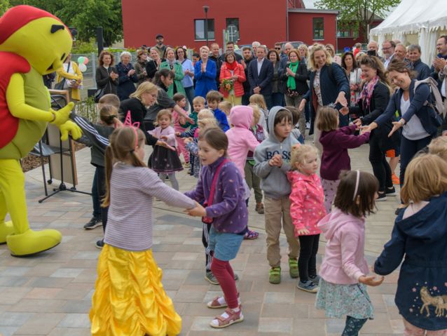 Zur Eröffnung des neuen Gebäudes der Kita „Gänseblümchen“ boten die Kids ein buntes Programm und bezogen ihre Gäste mit ein – darunter Ministerpräsidentin Manuela Schwesig, Stadtpräsident Sebastian Ehlers, OB Dr. Rico Badenschier, Kita gGmbH Geschäftsführ