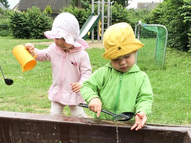 Leonie und Christopher erobern die Modderküche auf der Freifläche Fotos: Kita gGmbH, mp