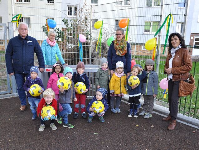 Stadtwerke Schwerin GmbH unterstützt Kita Rappelkiste mit neuem Ballfangzaun