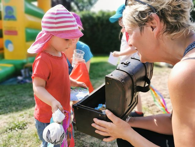 Teamwork und eine Schatzkiste voller Werte bestimmen die Philosophie der Kita gGmbH im Umgang mit Kollegen und Kindern. Fotos: maxpress