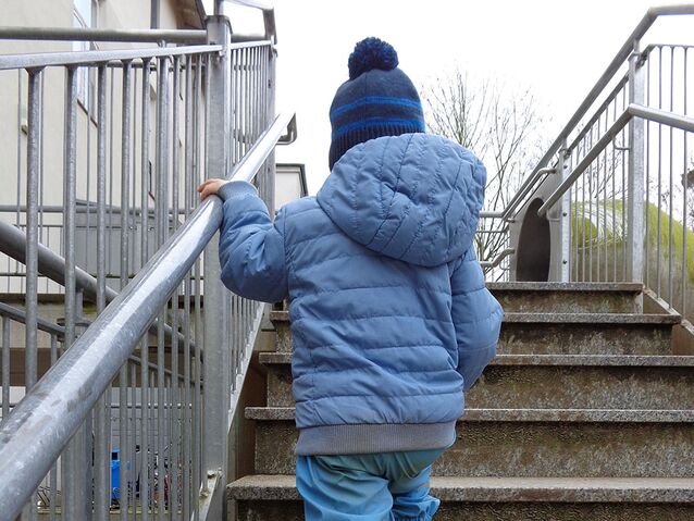 Oskar trotzt täglich seiner halbseitigen Lähmung. Erfolgreich spielt er Fußball und erklimmt Treppen	Foto: Kita gGmbH/ Ihde