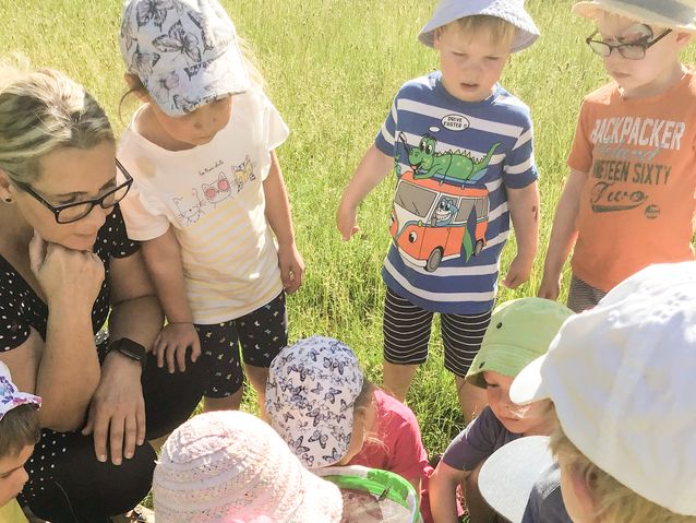 Erzieherin Nannett Peters ist beim Freilassen der Schmetterlinge mitten unter den Kindern (Foto: Kita gGmbH)
