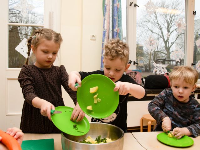 Wenn das neue Kita-Gebäude bezogen werden kann, gibt es einen Gemüsegarten. Da ist Anbauen, Ernten und anschließend Schnippeln angesagt