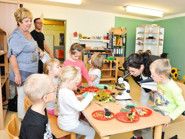Anke Preuß mit dem Mikroskop in der Kita