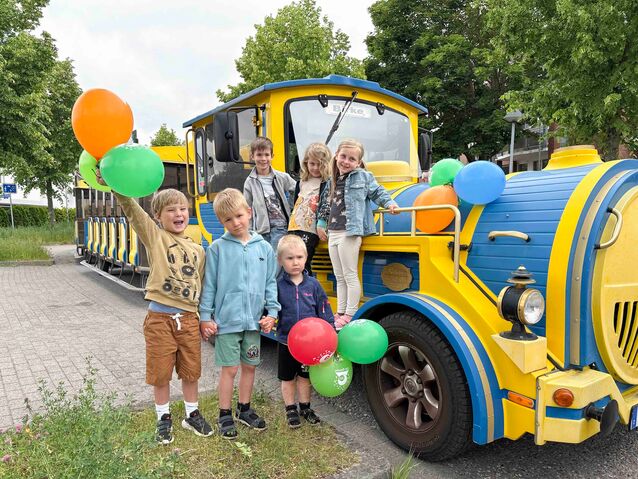 Kleiner Zug für die große Fahrt – die Kita „Reggio Emilia“ eroberte die Petermännchen-Bahn.