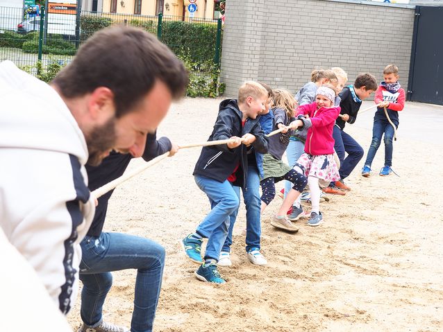 Hortpädagoge Christoph Böhlke stellt sich im Spiel den kraftvollen Heine-Kids auf der großen Freifläche im Hof Foto: Kita gGmbH