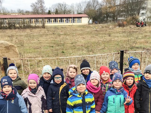 Kinder der Kita „Gänseblümchen“ besuchten im März die Baustelle in der Brahmsstraße. Foto: Kita gGmbH