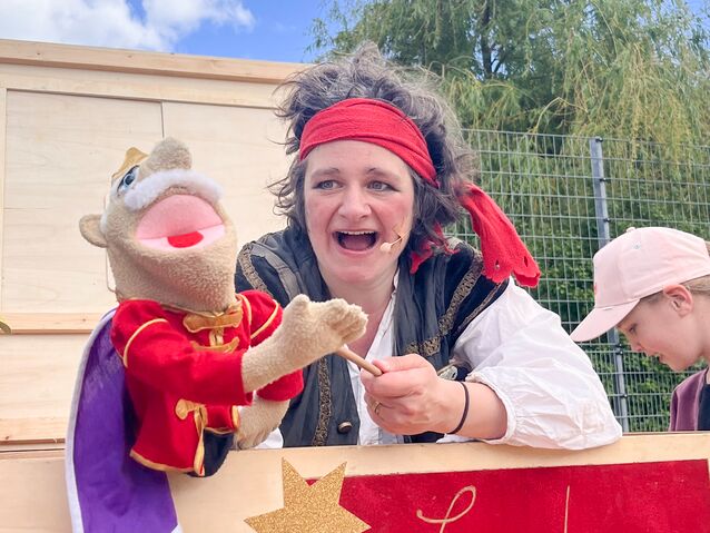 Theater, Pantomime, Masken und viel Trubel beim Fest im Frei-Zeit-Hort
