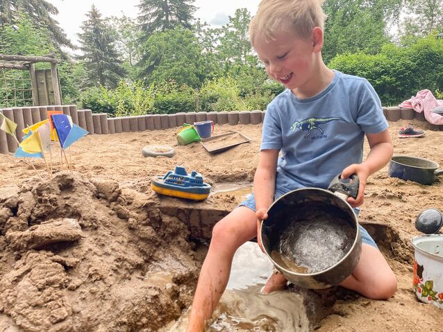 Louis aus der „Naturkita“ panscht mit Begeisterung, die Mädels aus der „Märchenkita“ tanzen Fotos: Kita gGmbH/maxpress