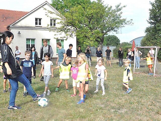 Japanische Delegation besucht Sport-Kita / Gemeinsame Staffelspiele absolviert