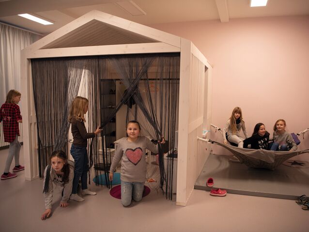 BU: Verkleiden oder lieben relaxen? Im Mädchenraum geht beides Foto: maxpress/Lena Schwark