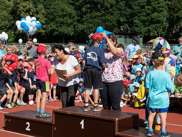 Kita-Chefin Anke Preuß (r.) überreichte Urkunden und Medaillen an die erfolgreichsten jungen Sportler