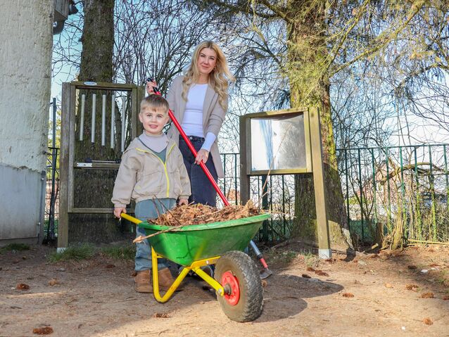 Eltern, Kinder und die Pädagogischen Fachkräfte der Kita „Plappermäulchen“ beim Frühjahrsputz