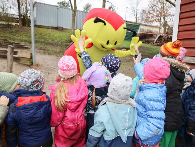 Grund zum Abklatschen für Maskottchen Fiete: Die Kita gGmbH feiert im kommenden Jahr ihr 25. Jubiläum