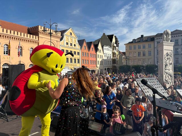 Hunderte Familien hatten sich vor der MusiKKlub-Bühne auf dem Alten Markt versammelt, um das große Kita gGmbH-Kinderfest mitzufeiern