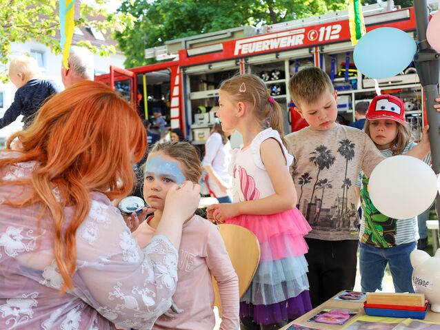 Amelie lässt sich am Schminkstand zur Elsa verzaubern