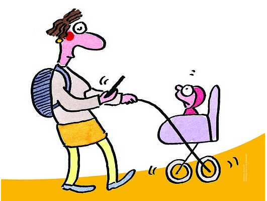 Mutter schiebt Kinderwagen und schaut davei ausschließlich auf ihr Handy