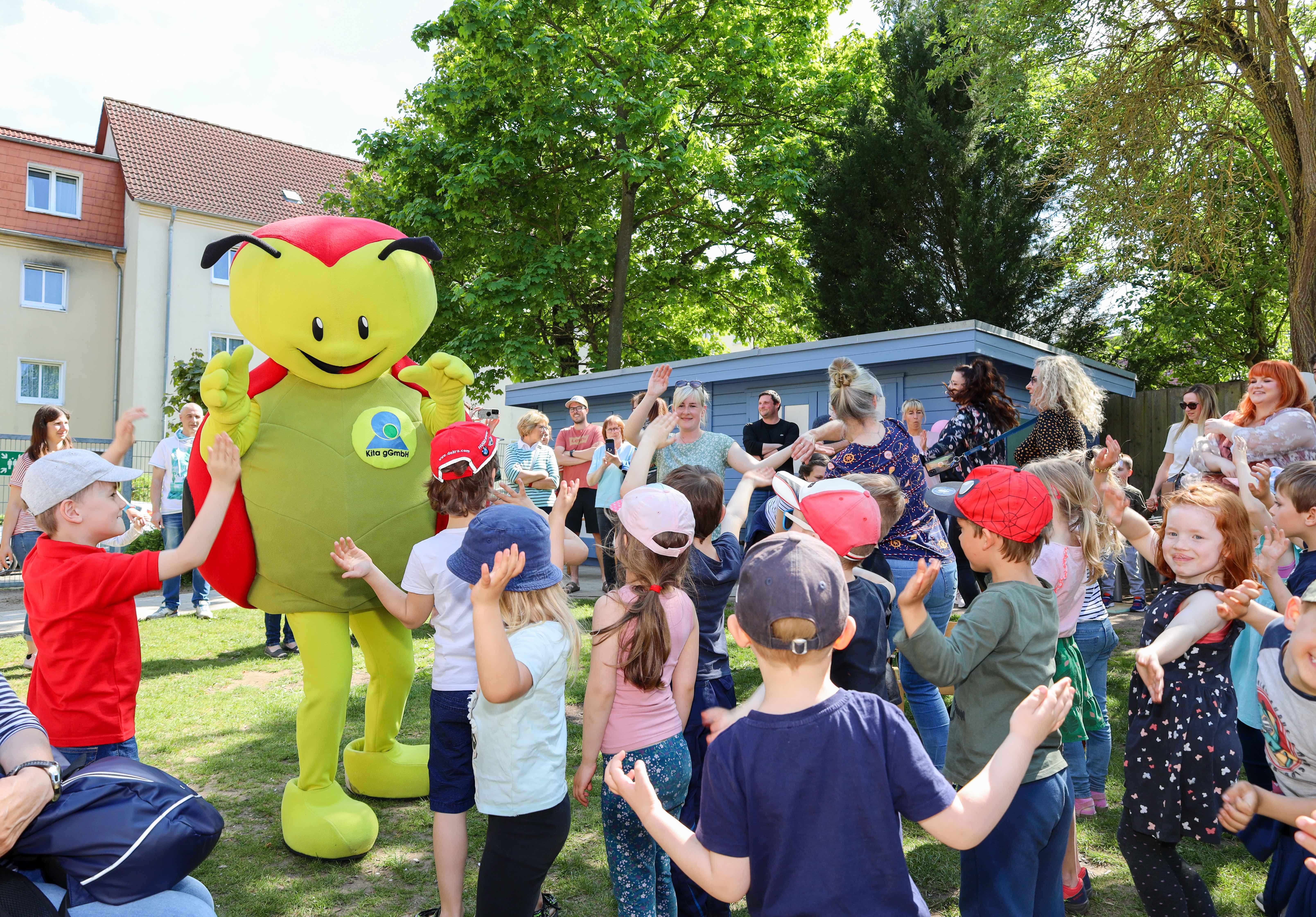 Fiete, das Maskottchen der Kita gGmbh, war der Überraschungsgast des Kirschblütenfestes und tanzte mit den Kindern Macarena