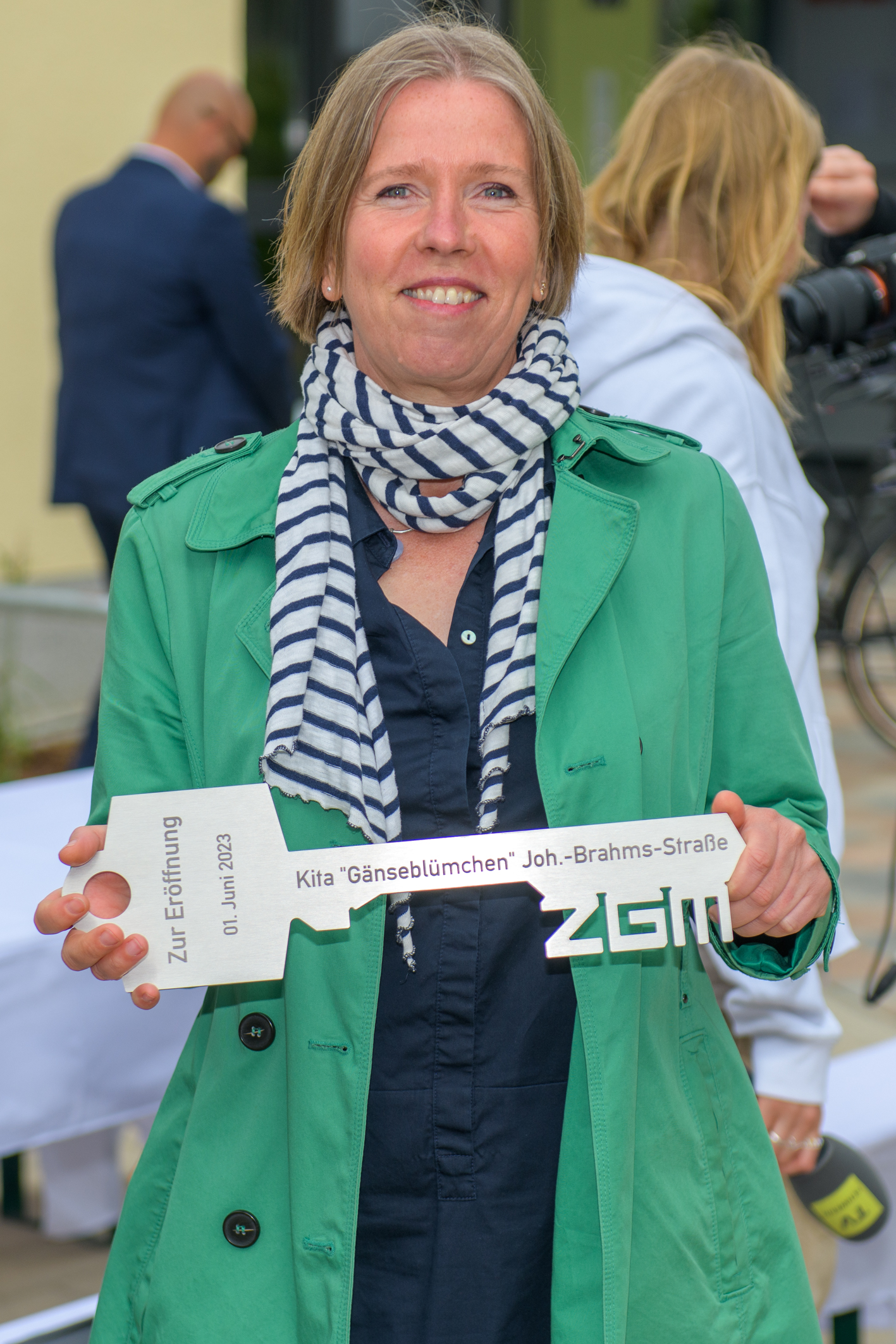 Kita-Leiterin Nicole Deichgräber nahm den symbolischen Schlüssel vom ZGM freudig entgegen