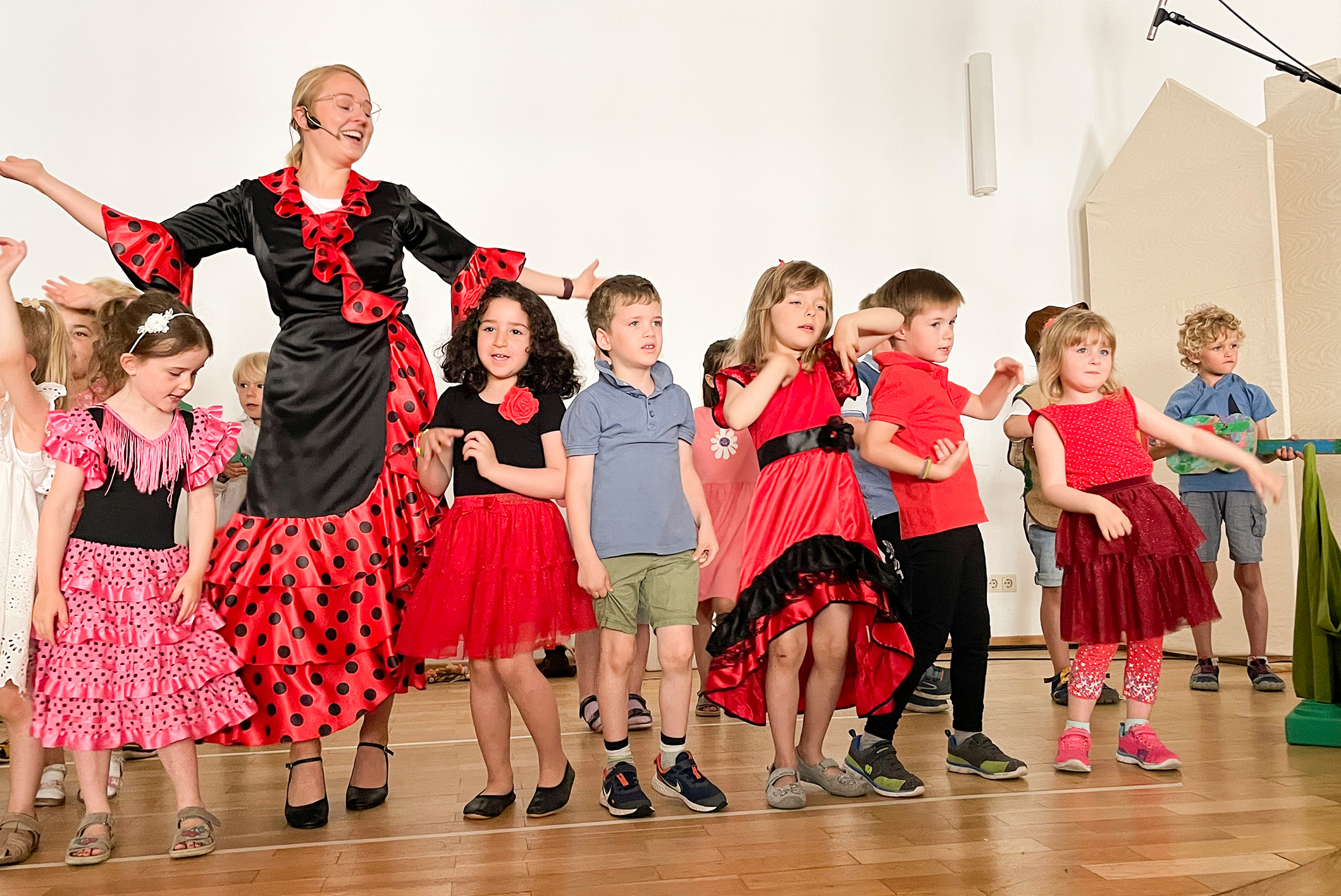 Bei ihrer musikalischen Reise durch Europa gelangten die Kinder auch nach Spanien und tanzten mit Erzieherin Juliane Fritsch Flamenco Fotos: privat