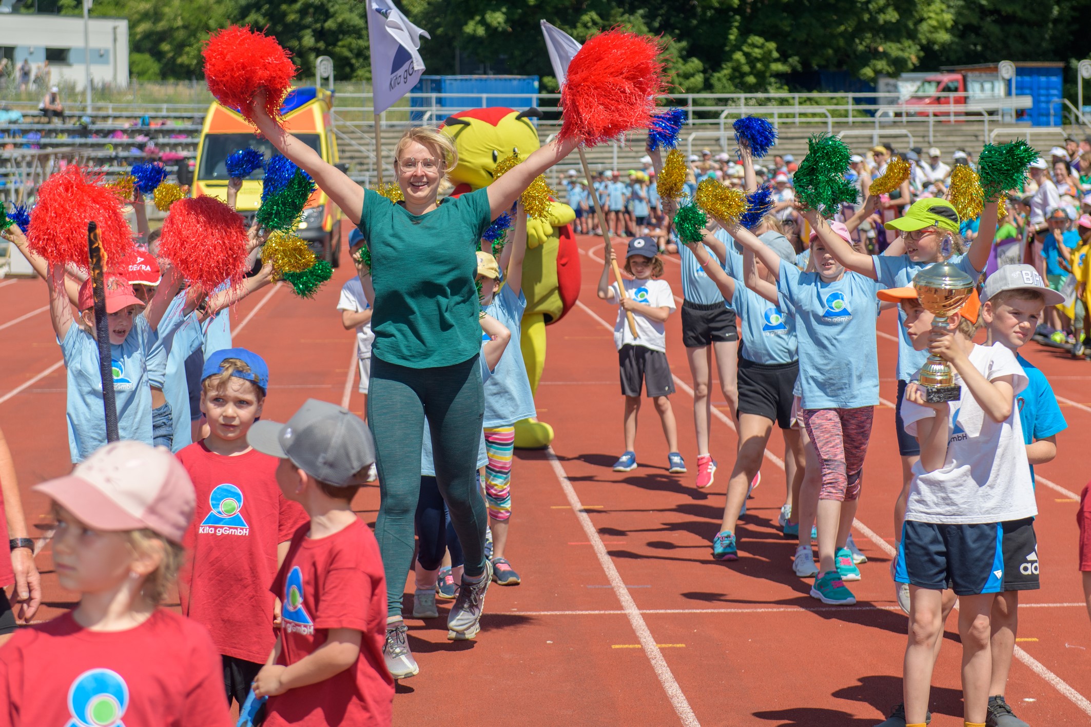 Zu Beginn des großen Kita gGmbH-Sportfests im Stadion Lambrechtsgrund fand der traditionelle Fackellauf mit Pokalübergabe statt. Wer die Wandertrophäe wohl dieses Mal gewinnen würde?