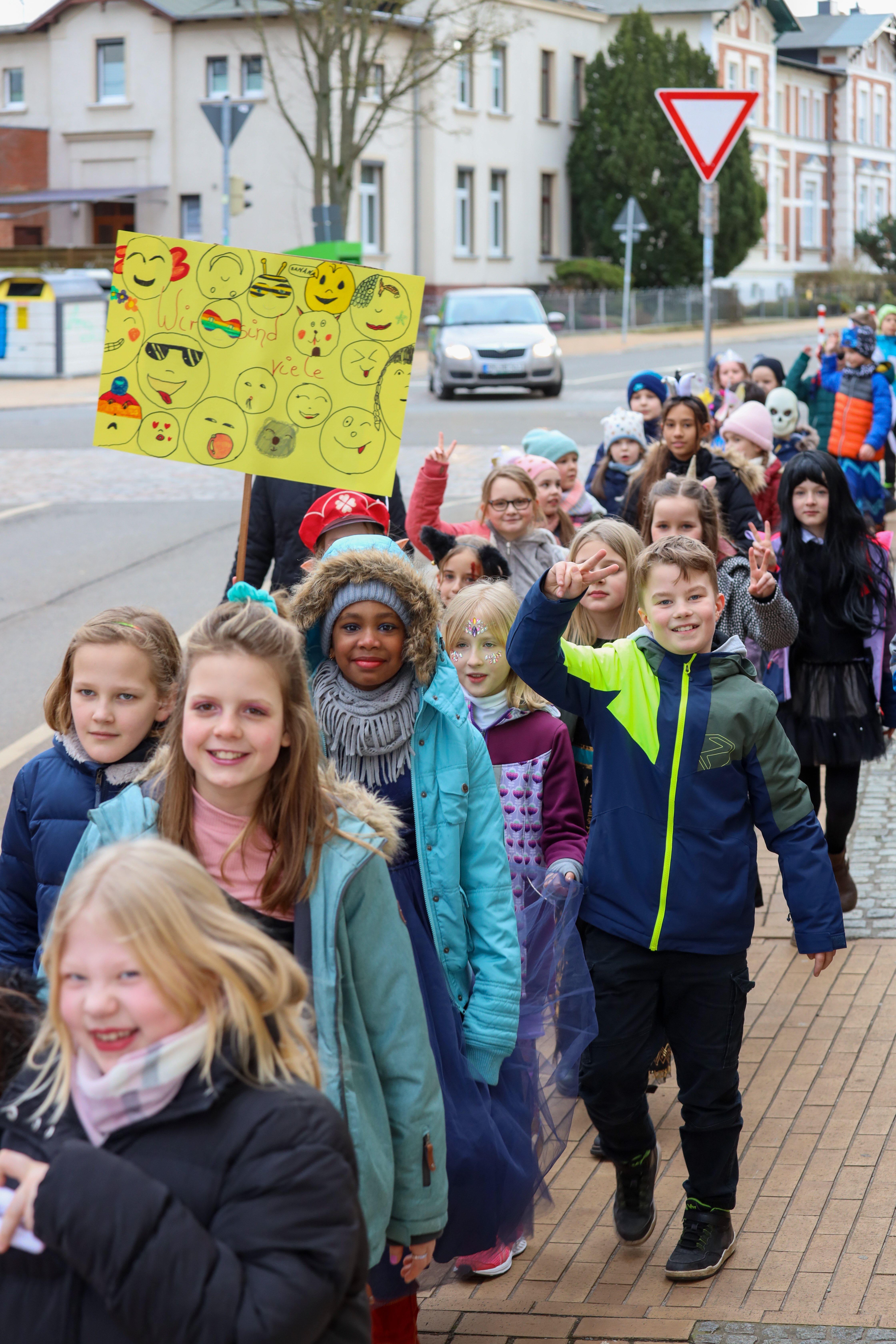 So viele Kinder sind sonst kaum auf den Straßen rund um den Hort Mitte zu sehen. Beim Umzug um das Viertel bildeten sie eine mehrere hundert Meter lange Menschenschlange und zeigten: Wir sind viele!