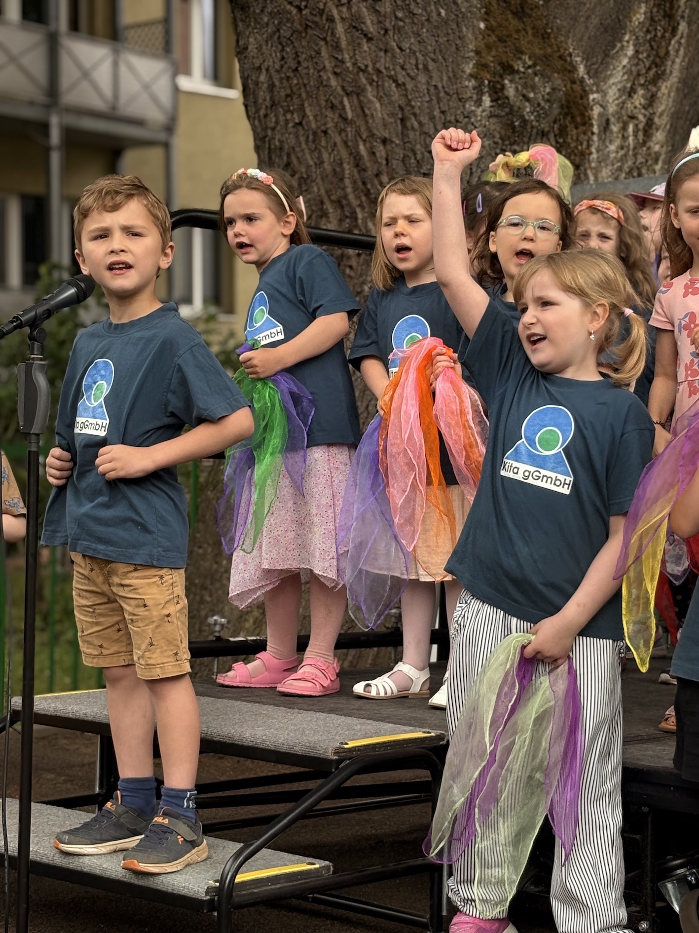 Kinder singen „Kinder an die Macht“