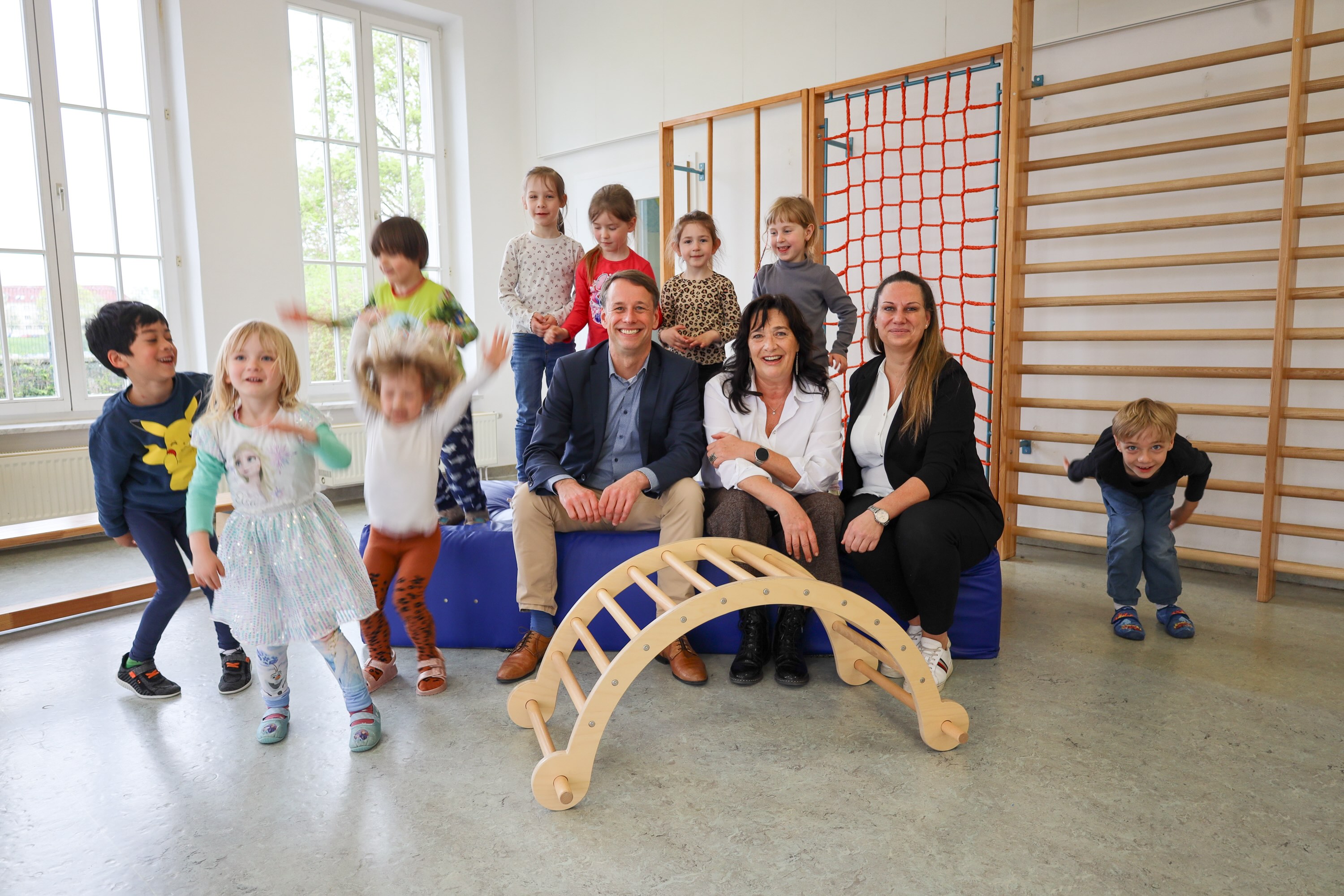 Stadtwerke Schwerin übergaben Wippen, Matte und Bänke für den Bewegungsraum in der Kita „Flitzebogen“ Schwerin