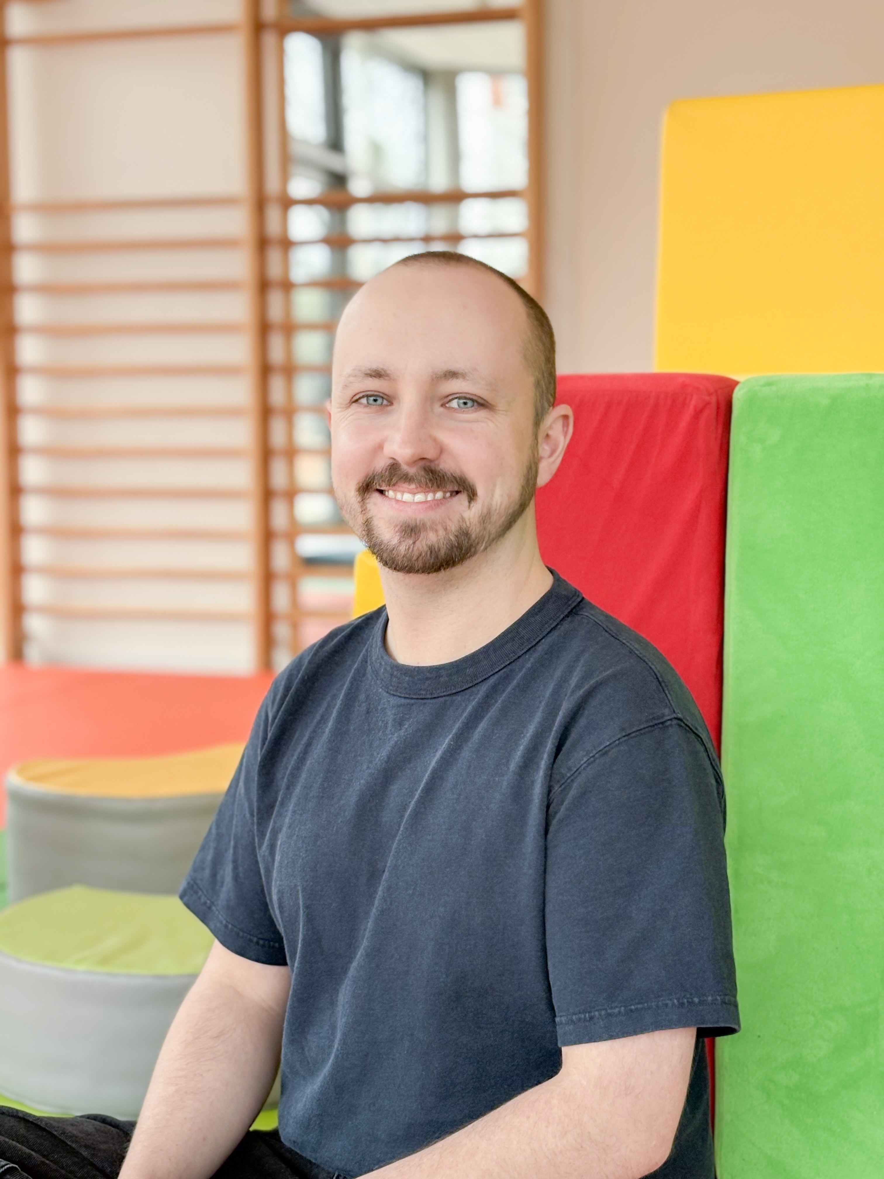 Hannes Schmidt ist pädagogische Fachkraft in der Krippe bei den „Future Kids“