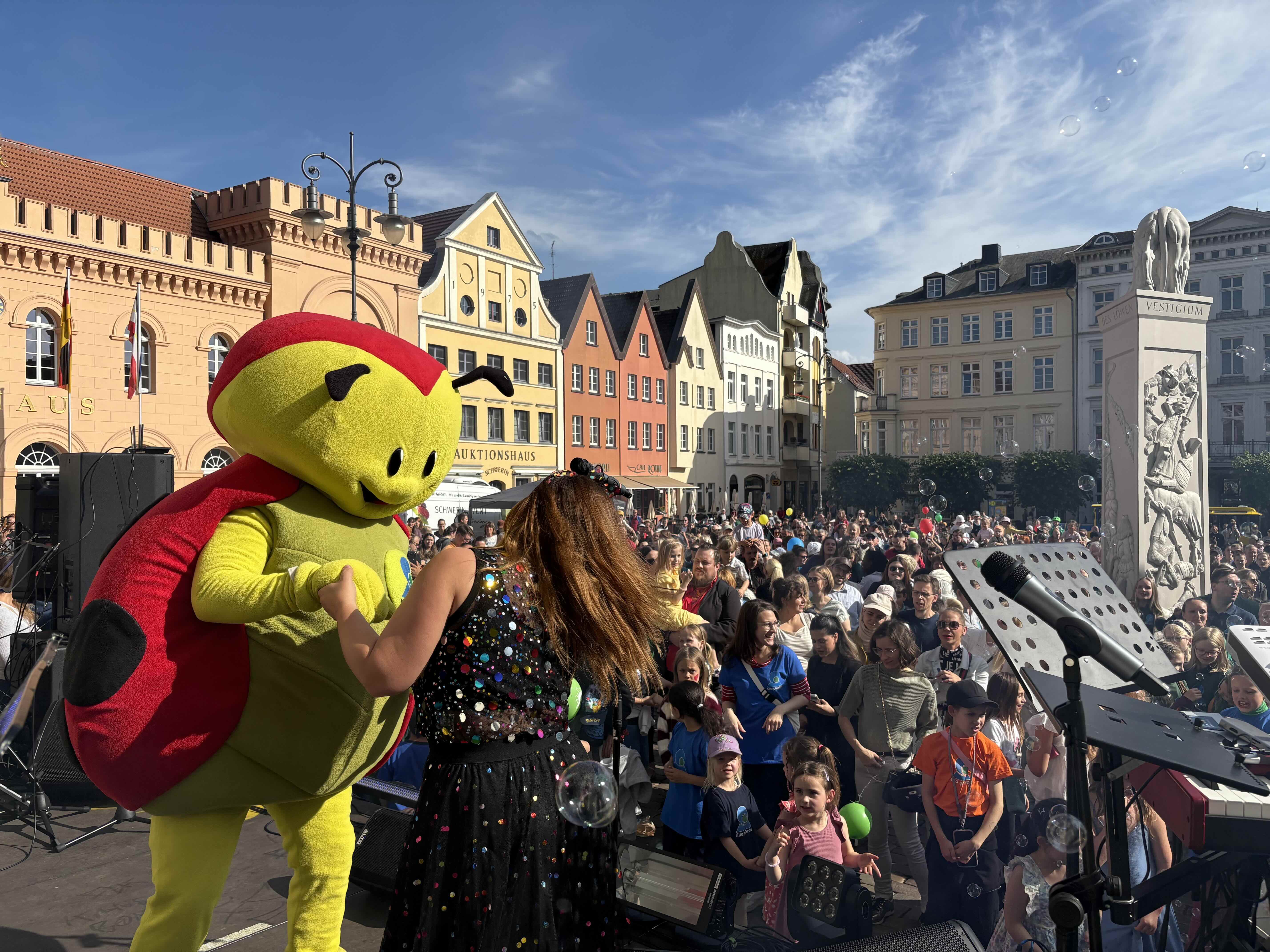 Hunderte Familien hatten sich vor der MusiKKlub-Bühne auf dem Alten Markt versammelt, um das große Kita gGmbH-Kinderfest mitzufeiern