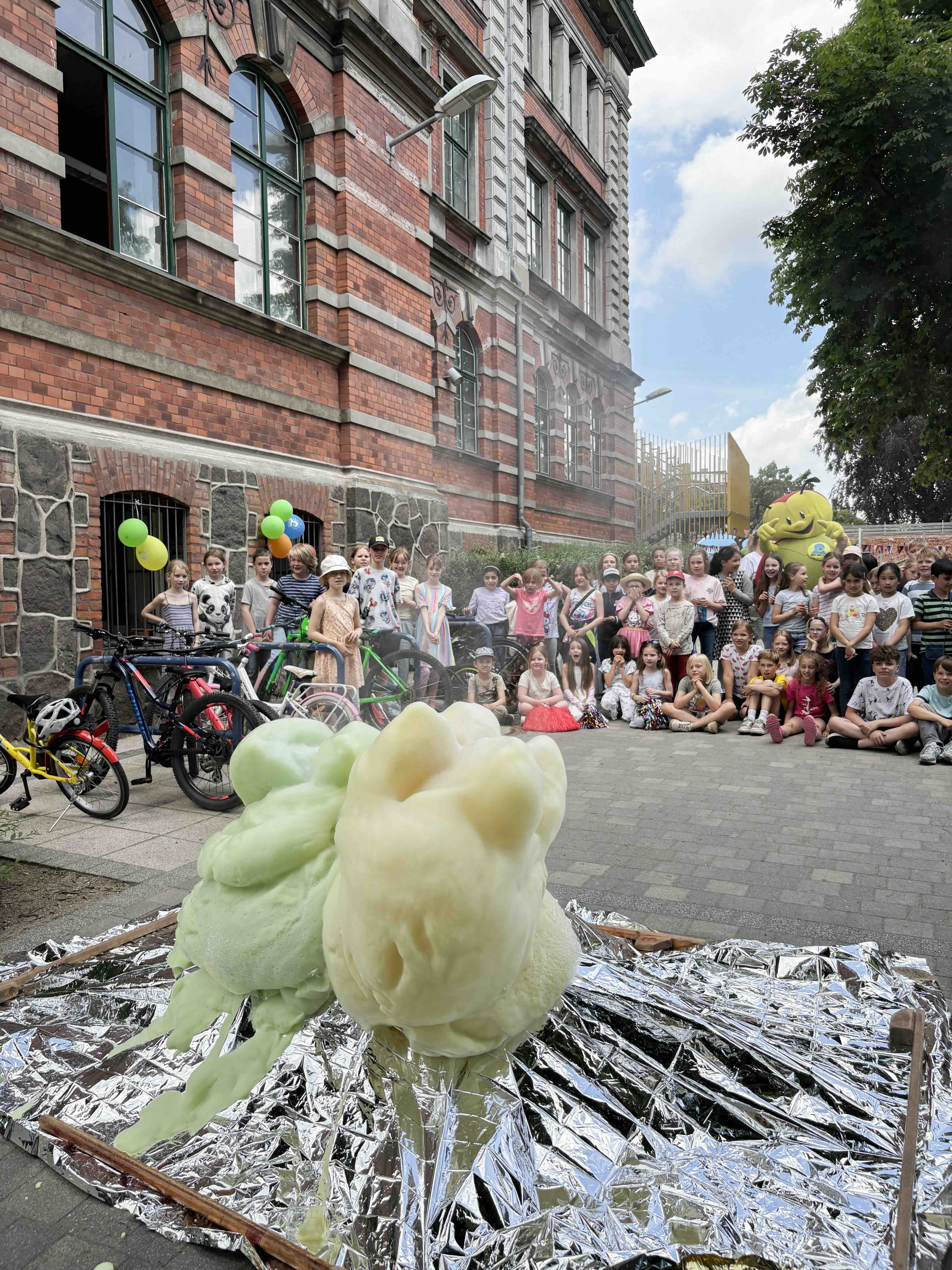 Hort Paulsstädter Fritzen der Kita gGmbH Schwerin feiert 25-jähriges Bestehen mit großem Schaumfeuerwerk