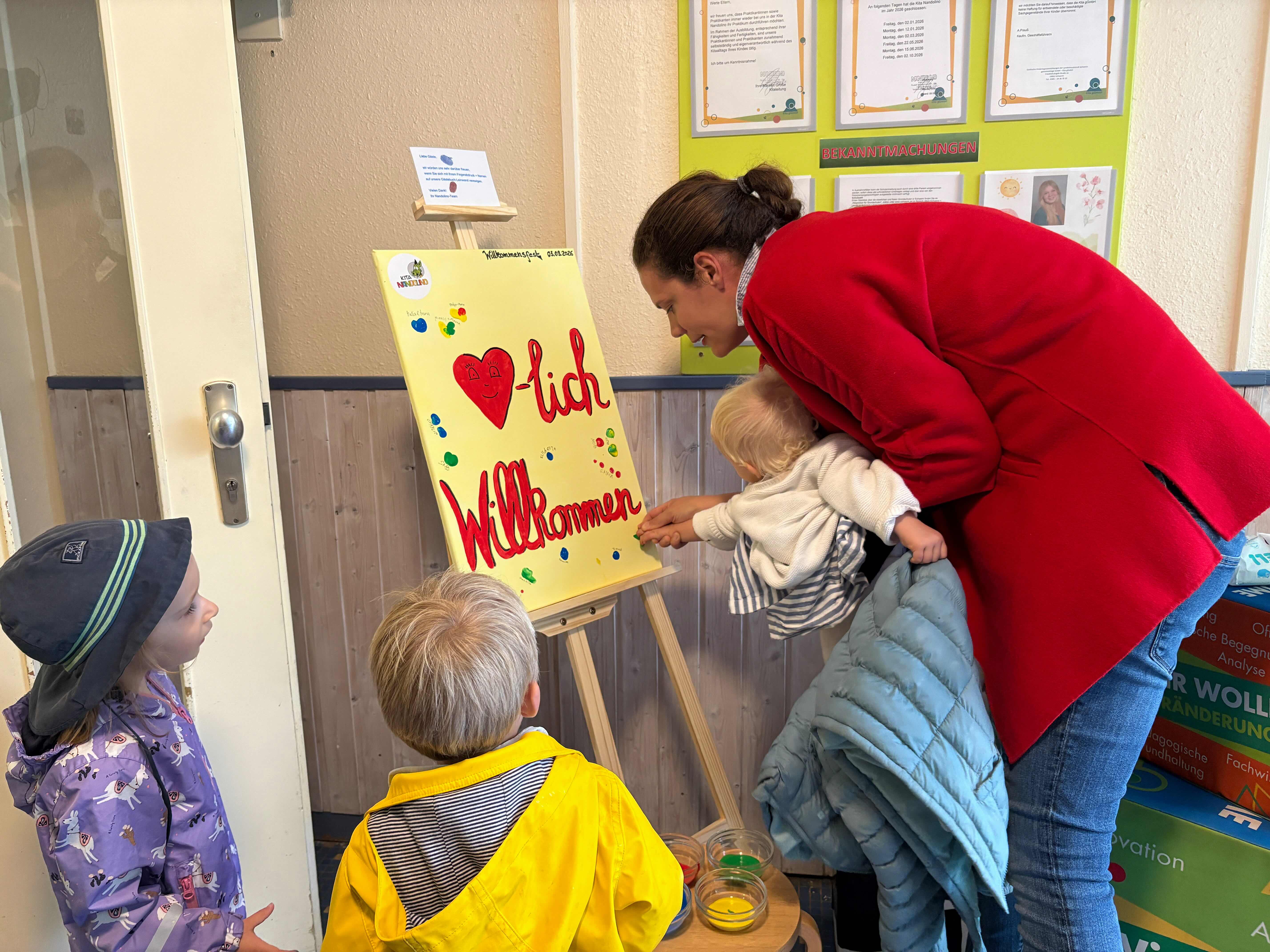 Mit einer Kunstausstellung empfangen die Kinder der Kita „Nandlino“ die Neuankömmling in der Krippe