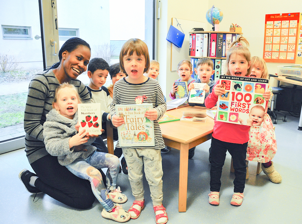 Monica Nyambare ist eine von fünf englischsprachigen Erziehern in der Kita Future Kids. Sie spricht ausschließlich Englisch mit den Kinder Foto: maxpress/ba